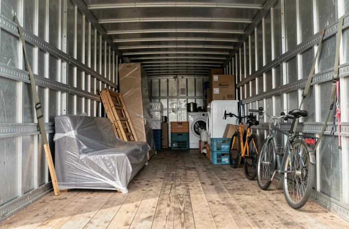Intérieur d'un camion 10m3 rempli de meubles et cartons lors d'un déménagement